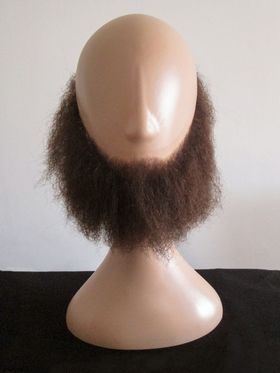 Barba oscura y espesa que rodea la boca, montada en un soporte de maniquí sobre fondo negro