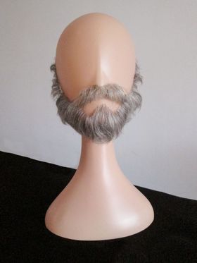 Barba y bigote grises colocados en una cabeza de maniquí