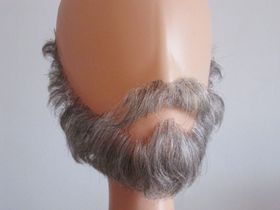 Barba gris rizada con bigote, tan de cerca que llena el encuadre