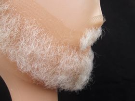 Detalle de una barba blanca y rizada sobre su base de tul