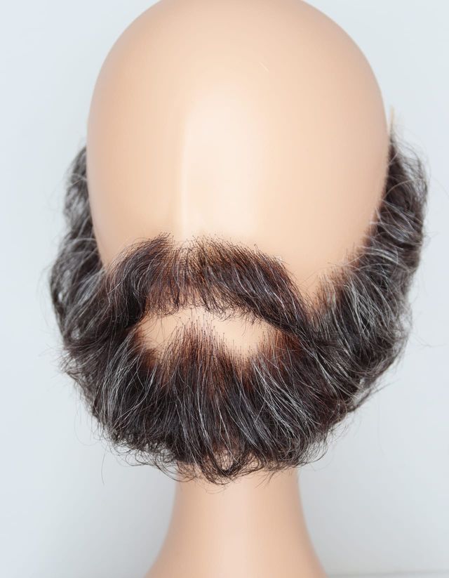 Barba y bigote castaños con canas, montados sobre una cabeza de maniquí
